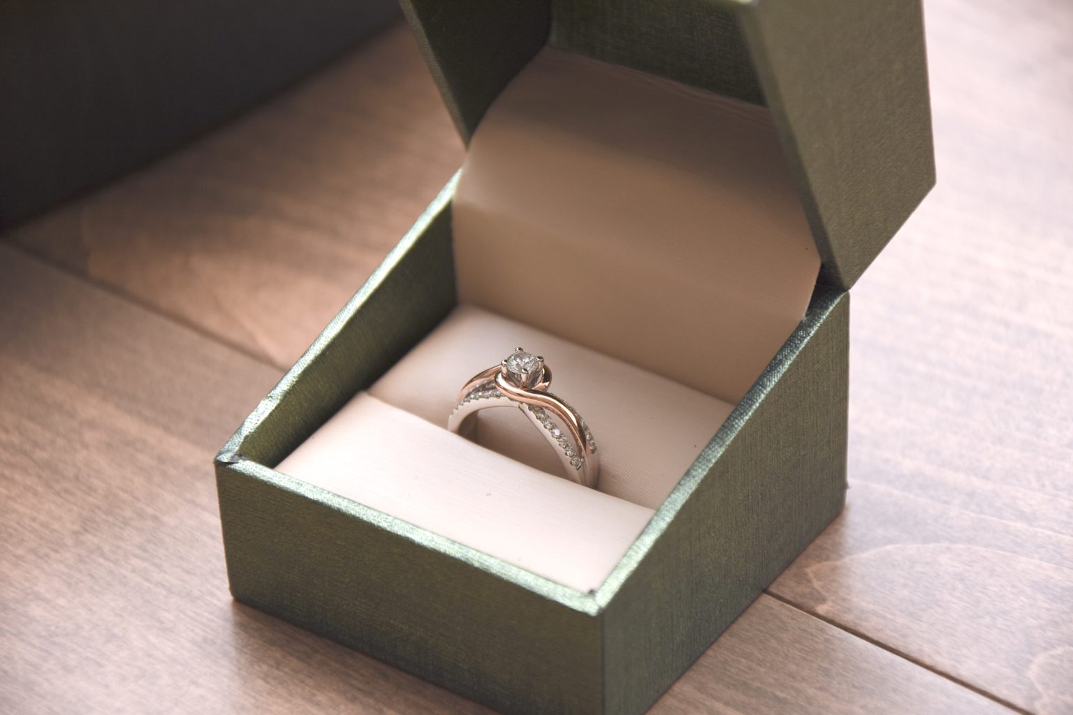 How to Pick the Right Engagement Ring Size